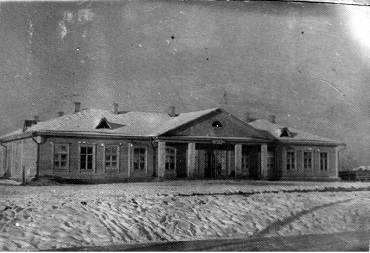 Здание средней школы. 1956 год